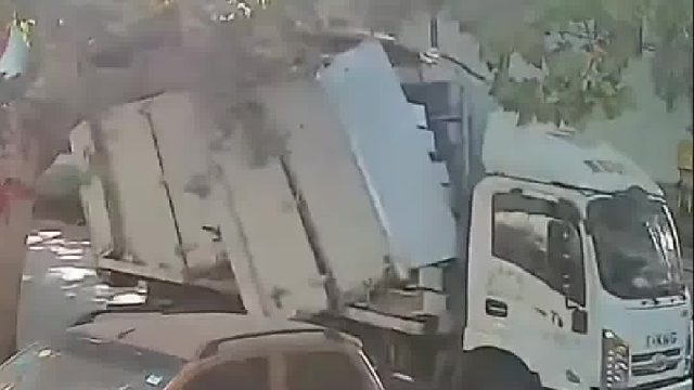 货车行驶中被行道树“剃头”车厢瞬间支离破碎！