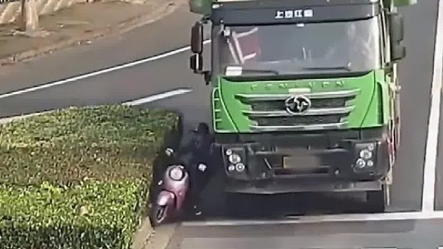 大货车躲还来不及还去挤？