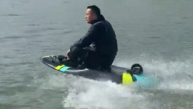 男子乘坐新型水上玩具