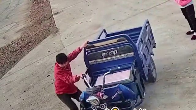 大妈误触电门导致三轮车冲进沟里，众人合力拉上来后，没想到大妈紧接着又来了一次