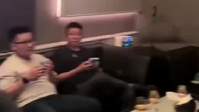 小伙去KTV被老婆跟踪看到老婆瞬间懵了小伙的眼神是亮点