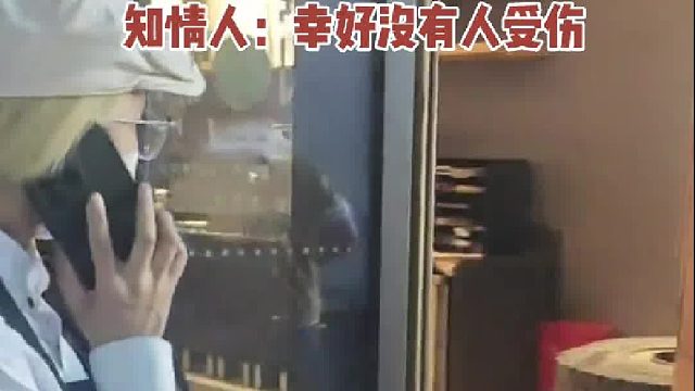 一个轮胎突然冲进店铺