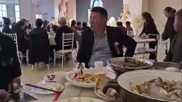 三名大学生随一百去蹭酒席....