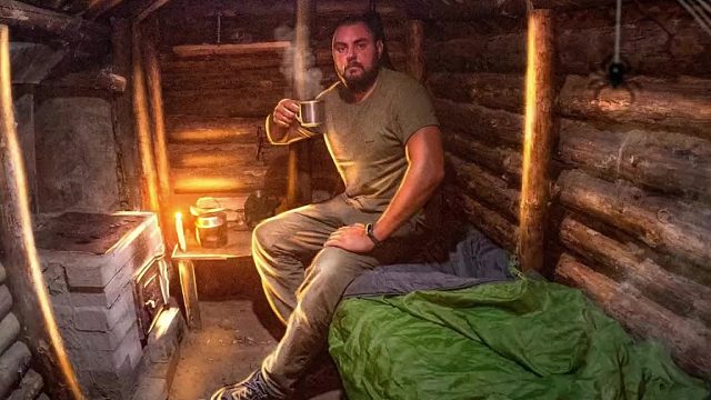 徒步森林遇见神秘地下木屋，退伍老兵胆大包天，在里面度过了一夜