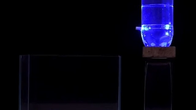 光线只能走直线吗？这个实验告诉你，光还能"拐弯"，用这个原理你才能上网。