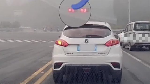 “神奇"红绿灯安全隐患大，这红灯我好像闯了又没闯？