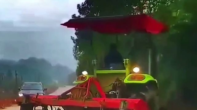 犁地机为了让路给小车结果自己只好冲出路基外！