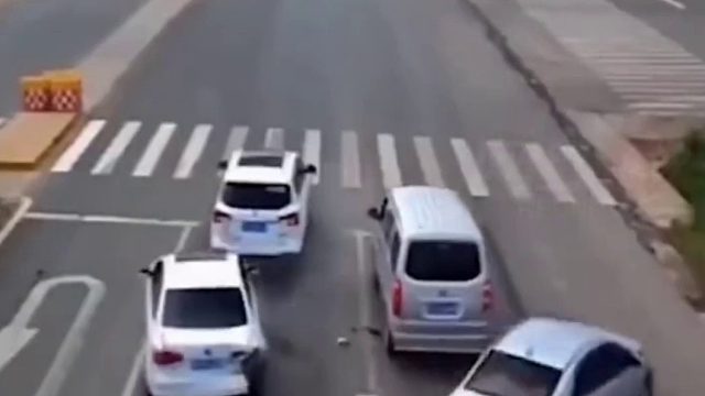 等个红绿灯莫名被追尾，肇事车辆就走了？