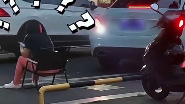 女子路边人肉占车位，哪知奔驰车主也是个硬茬儿！