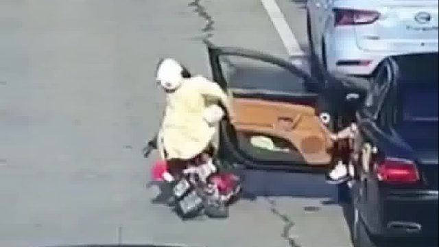 杜绝”开门杀“谨记下车前谨慎多观察！