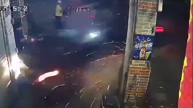 一小车飞速撞向沿街店铺，坐着的老人无辜被撞！