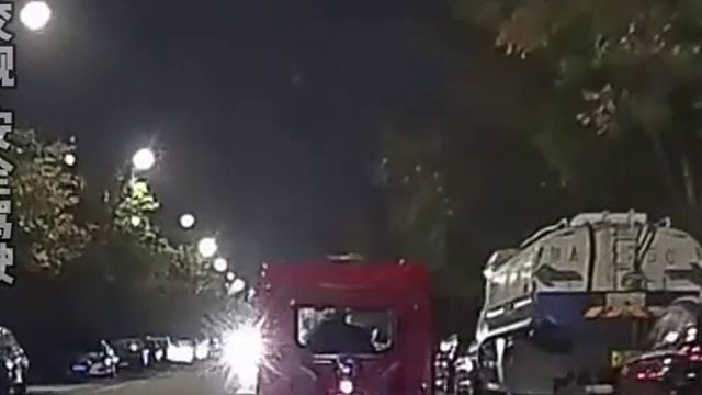 司机驾车路遇对向远光灯，压虚线直接一通”暴躁操作"