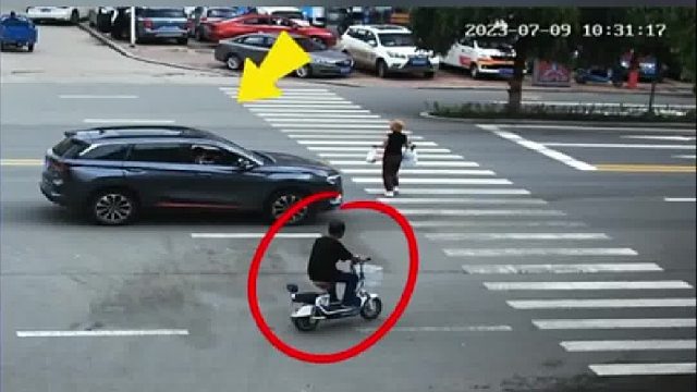 礼让行人刚起步，电动车左转未推行发生碰撞！