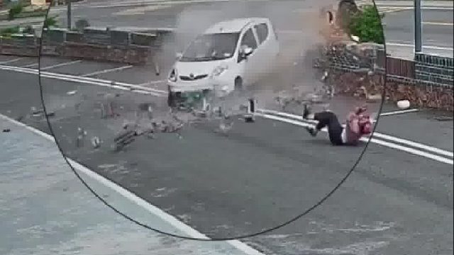 带病开车真是太危险了殃及无辜！