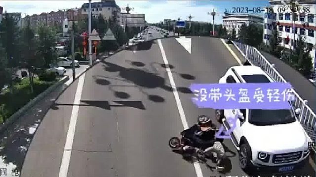 摩托车随意变道被撞还得负主责！