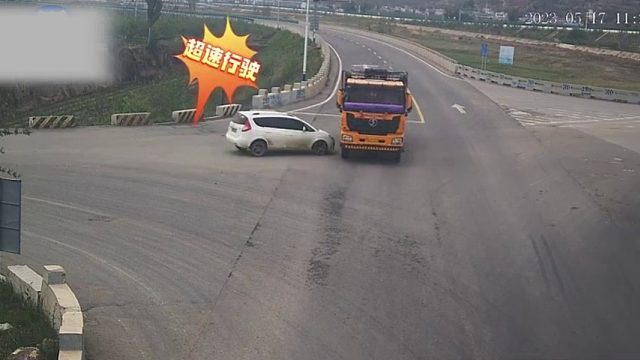 十字路口减速慢行多观察！