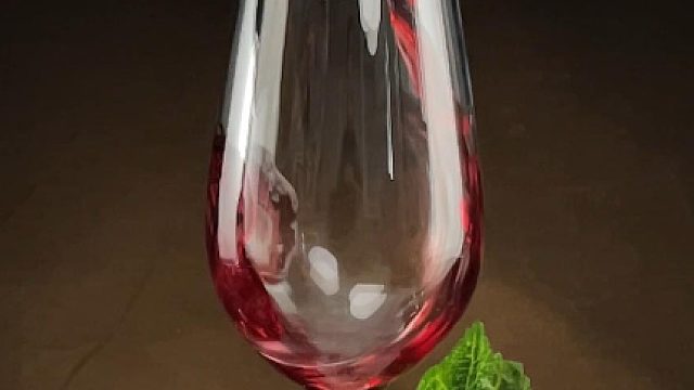 愿想说的话语藏在微醺的红酒里，敬未来更好的生活期许