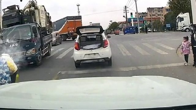 行车记录仪拍下，短短20几秒全是看点，20几秒猜错了三个主角，最后事故责任是这样认定的...