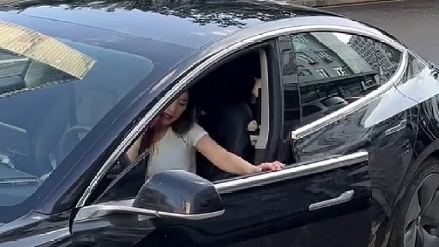 一女子匆忙离开忘了熄火，谢谢好心人