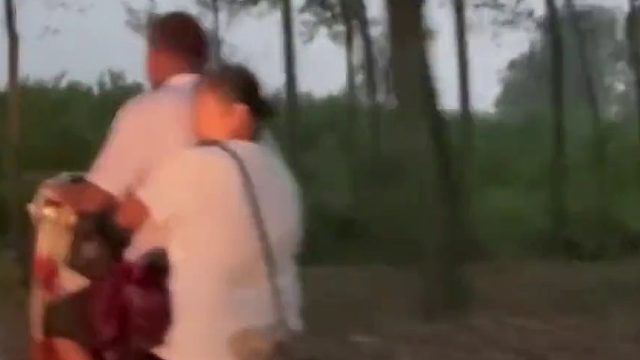 儿媳下班路上偶遇甜蜜一幕，婆婆坐电瓶车后座紧搂公公的腰，一声“妈”，老两口的反应太可爱了