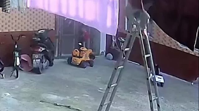 奶奶不慎碰倒梯子身体悬空，一声呼救，三岁多孙子帮了大忙，奶奶激动地搂着宝贝亲一口！真棒