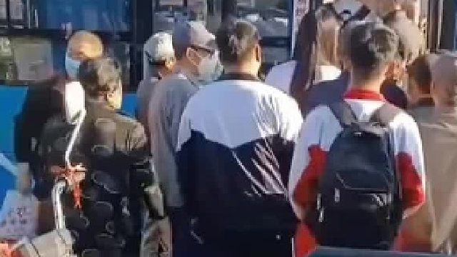 为什么大早上和学生挣时间呢