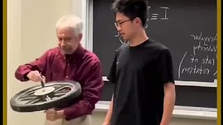 教授讓學(xué)生體會(huì)物理的魅力