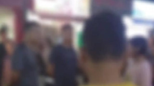 老人街边摆摊被收4000元摊位费，路人直言抢劫吧！