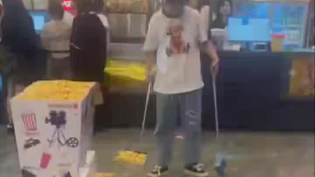 路人拍下散落在地上爆米花