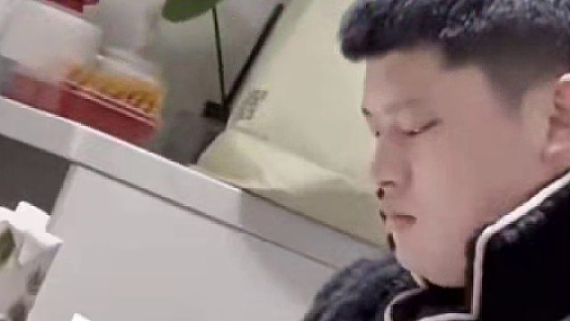 男子被媳妇欺负...