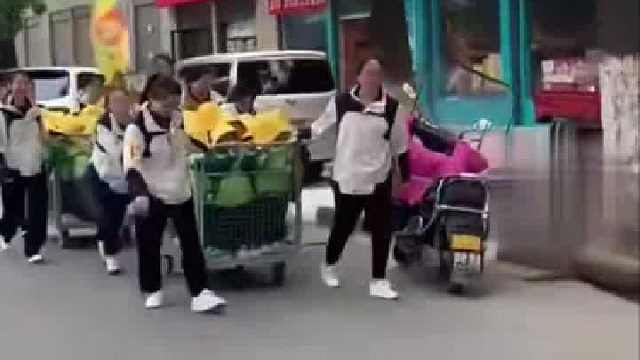 男子偶遇幼儿园护送小朋友....