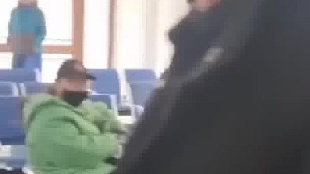 市民在住建局借用厕所被工作人员拒绝，称行政大楼厕所不对外