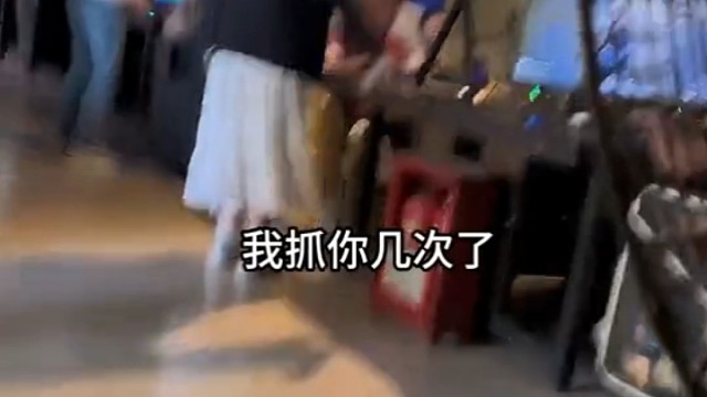 这老头上网天天被女儿抓我服了