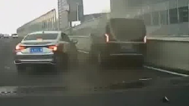 一轿车在快速路行驶时，疑错过下道口竟直接变道刹停，致后车追尾，险些翻车