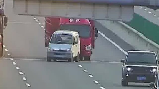 高速上演“碰碰车”，监控拍下惊心一幕，“交警提醒行驶时突发故障”车靠边、人撤离、即报警“