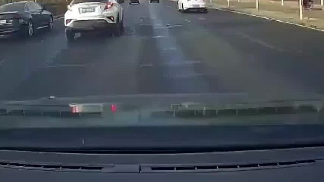 面对奥迪恶意别车，视频车司机最后选择予以“还击”。