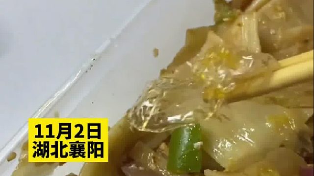 学生吐槽在学校餐厅吃饭时 烤冷面中吃出塑料薄膜 学校：把包装炒锅里了