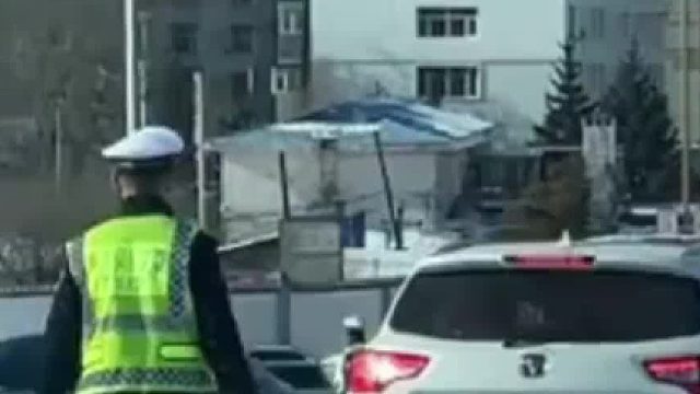 雪天路滑刹不住车，交警 叔叔打出了出溜滑，看的出来他尽力了！