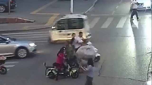 电动三轮车糟糕要红灯了加把劲儿冲过去，结果还是发生事故了！