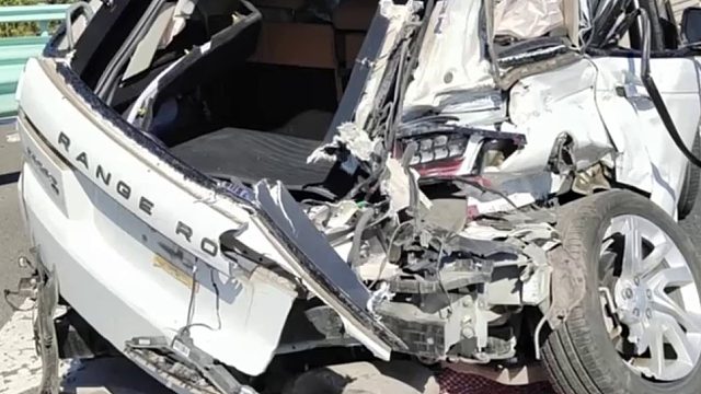 车毁人伤一次变道付出惨重代价！