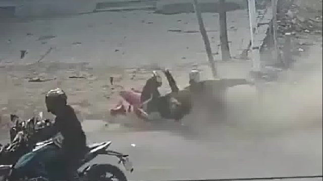 幸运的是电动自行车驾驶人碰撞过程中头部未碰到硬物！