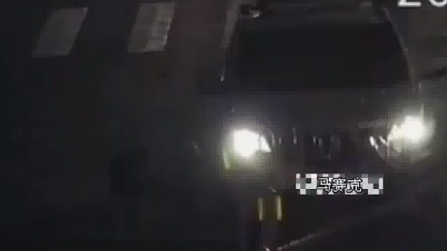 夜间行车隐患多，小车瞬间“杠”上护栏！