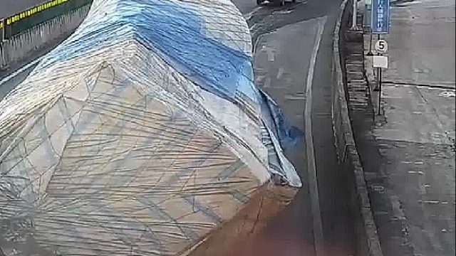 一辆大型牵引车行驶，车上所载货物发生倾斜！