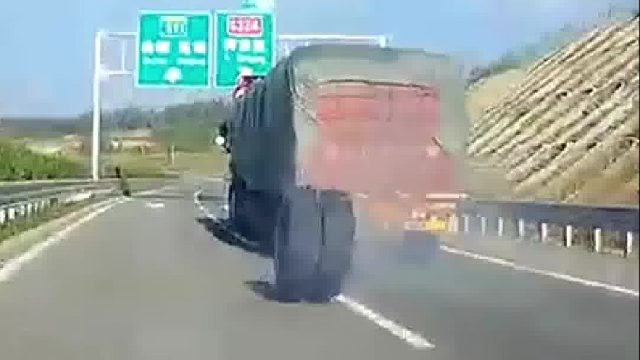 一辆挂车左后轮胎突然滚出砸到后方正常行驶的小轿车！