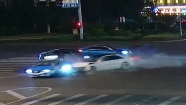 超速闯红灯撞车后逃逸！