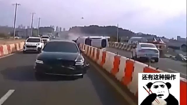 这车还能高速刹车失灵了，只能将车撞沙堆啊！