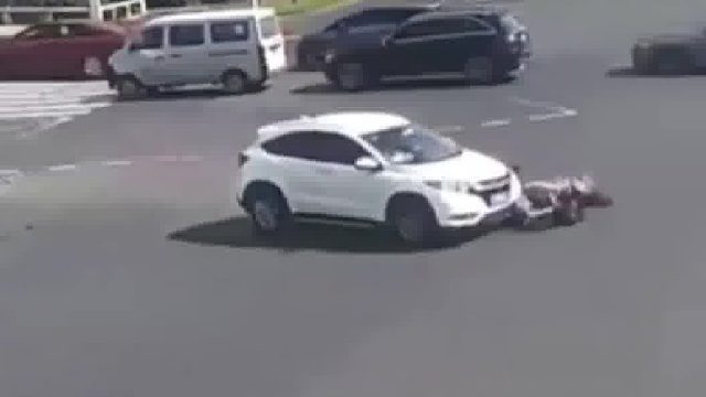 驾驶一辆电动自行车不顾路口红灯径直通过，不料下一秒........