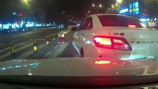 小孩子过斑马线前车急停避让，后车急刹担还是追尾前车！