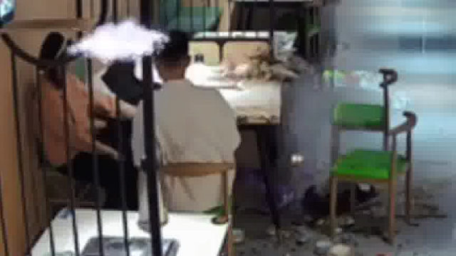 女子凌晨与朋友吃饭突然情绪失控