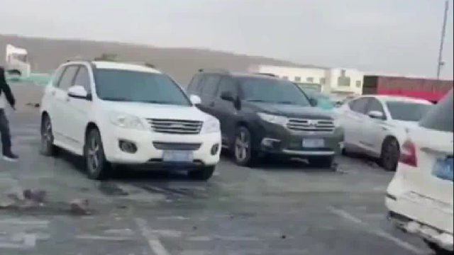 男子的钱不慎从衣兜里掉落